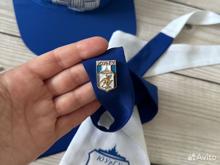 Козырёк значок галстук юургу университет