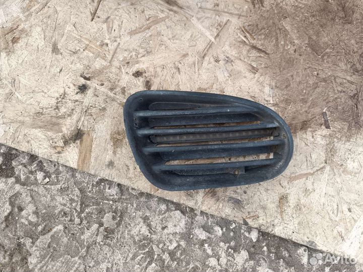 Заглушка противотуманки Мицубиси Каризма