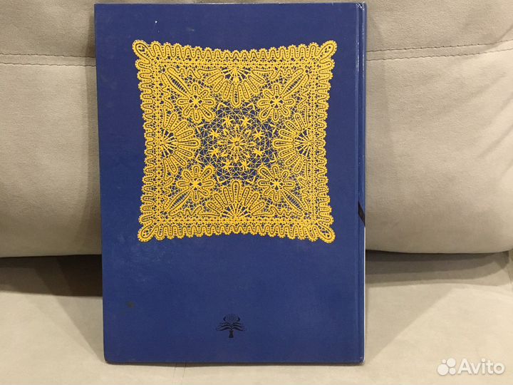 Книга о вышивании с красивыми иллюстрациями