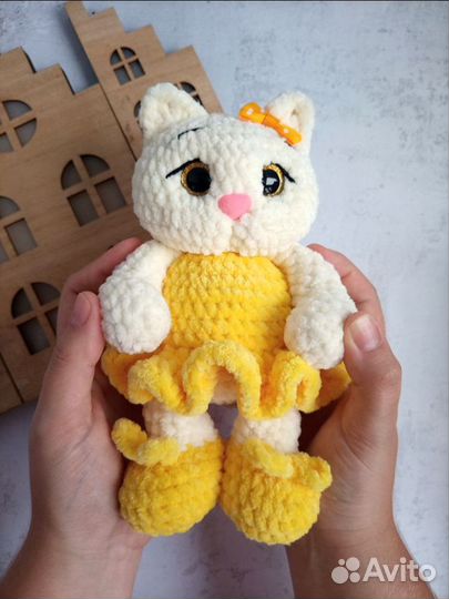 Вязаная игрушка кошечка