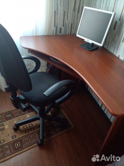 Компьютерное кресло и компьютерный стол