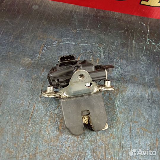 Замок багажника Skoda Fabia 2