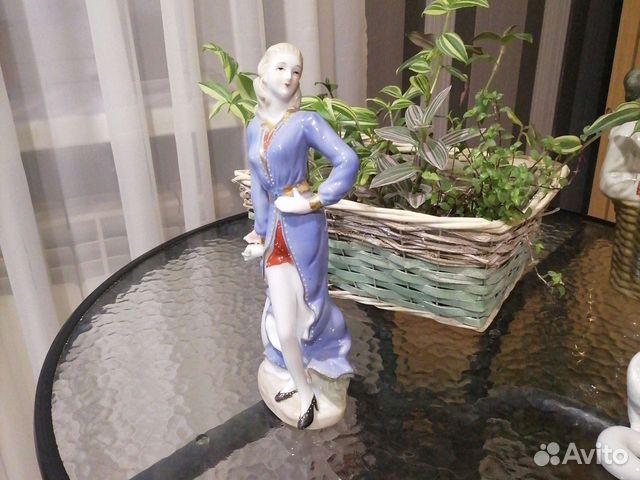 Статуэтка девушка. Китайский фарфор