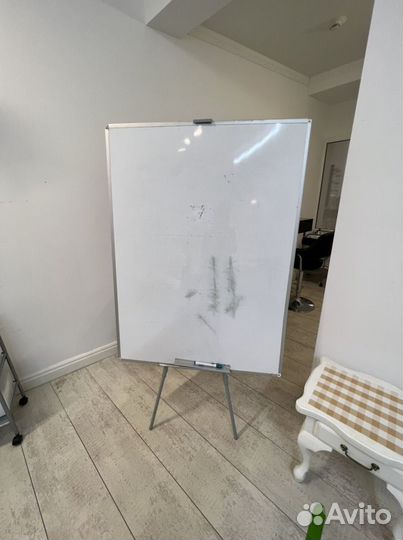 Флипчарт магнитно-маркерный на треноге в аренду