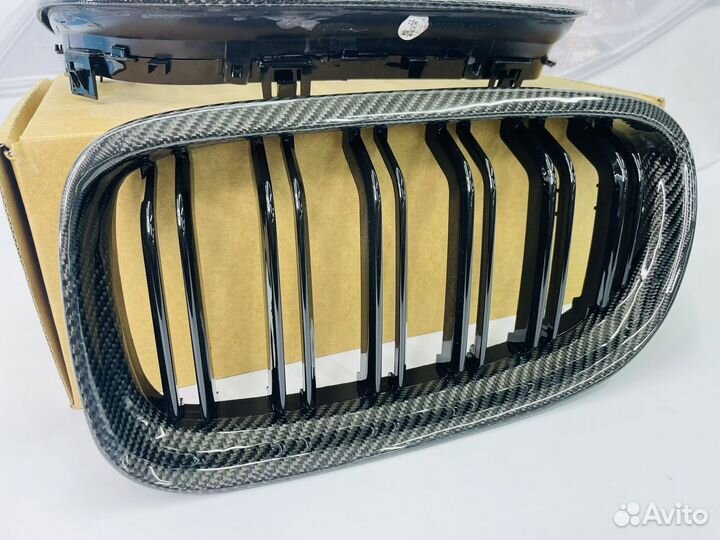 Решетка радиатора BMW E90 рестайл М стиль карбон