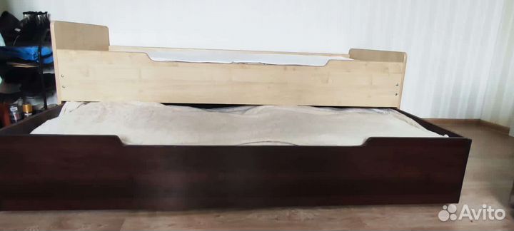 Кровать с нижним выдвижным ящиком