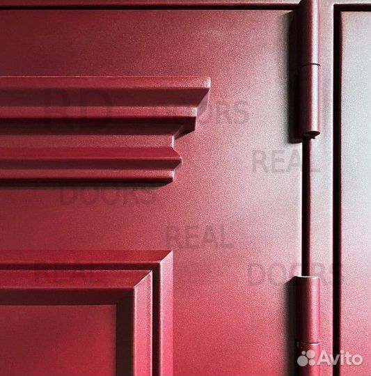 Красная стальная уличная дверь в загородный дом
