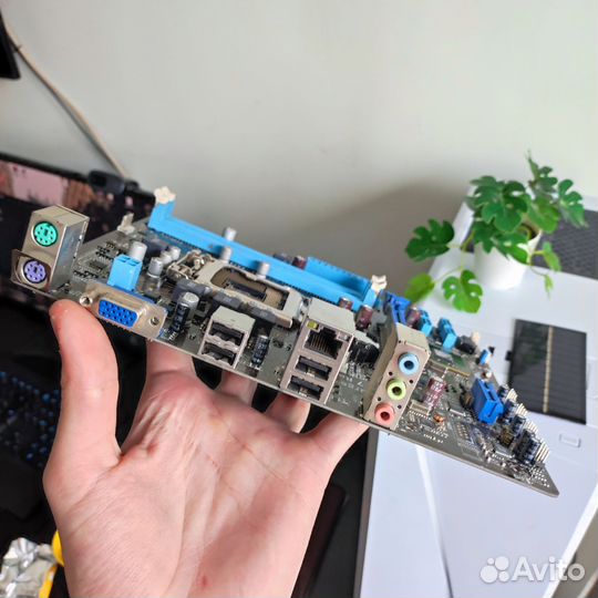 Материнская плата на 1155 сокете, H61