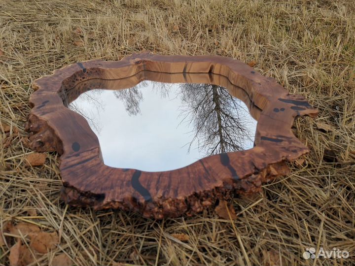 Зеркало в раме из спила капового карагача