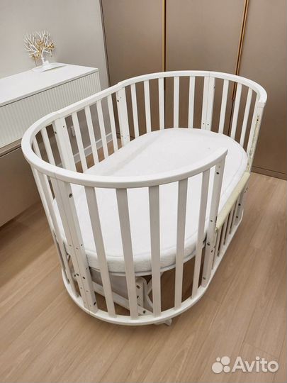 Детская кроватка с маятником