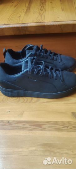 Продам новые кроссовки