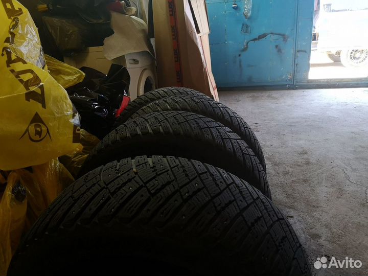 Goodyear UltraGrip Ice 215/55 R17 98T