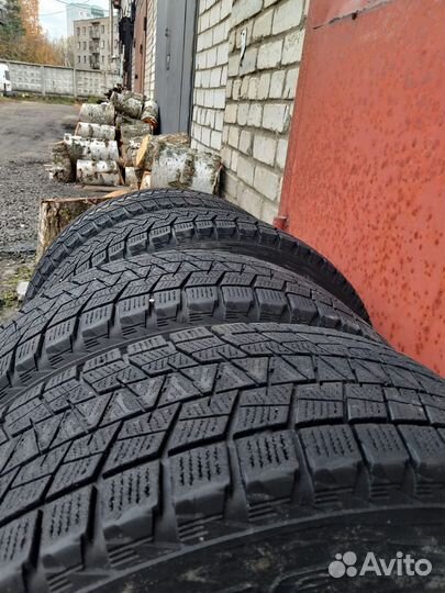 Bridgestone Blizzak DM-V1 215/65 R16 98R