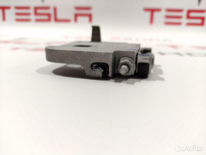 Кронштейн крепления стекла двери Tesla Model 3