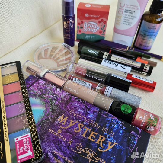 Набор косметики для цветного макияжа