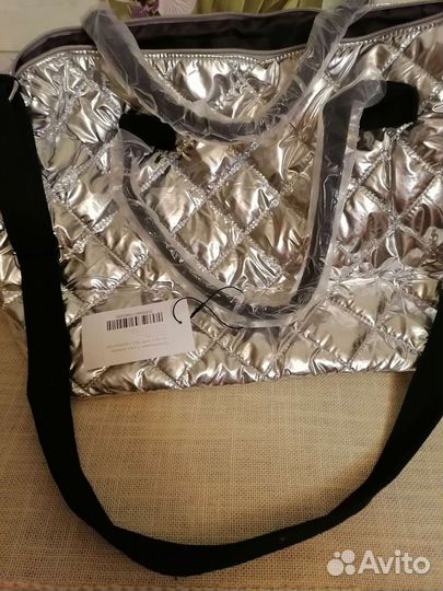 Серебристая спортивная сумка