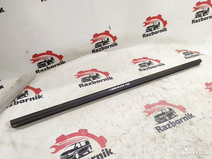 Уплотнитель стекла двери передний Mercedes Vito