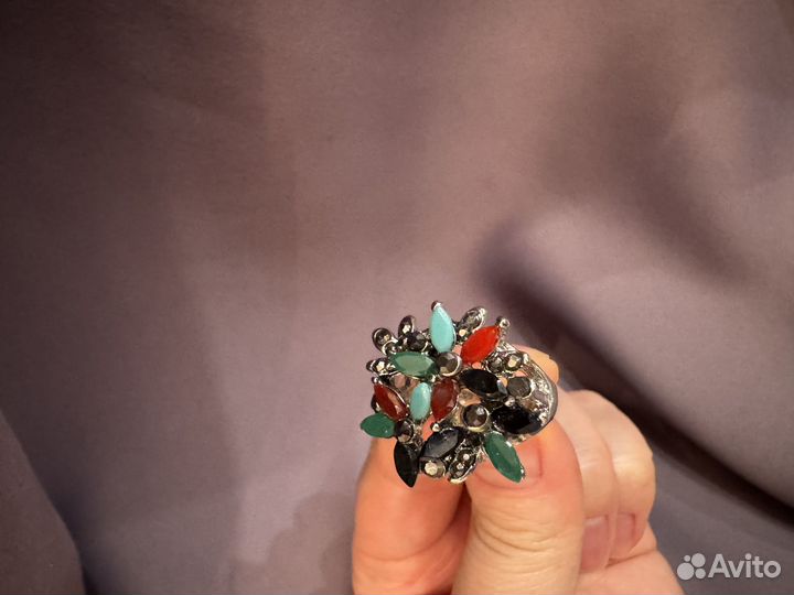 Кольцо металлическое с разноцветными камнями