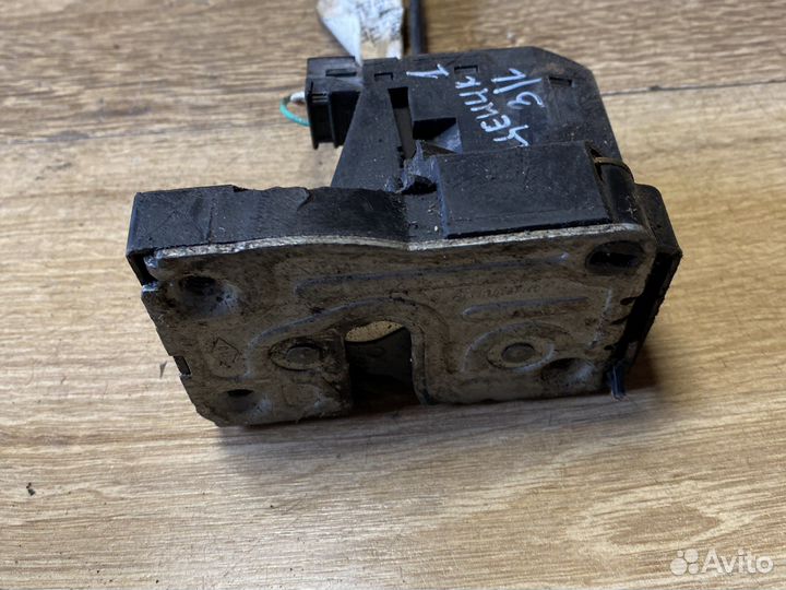 Renault scenic 1 задний левый замок двери