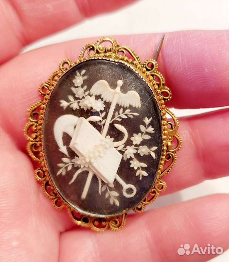 Антикварная золотая брошка. Кадуцей, якорь, книга