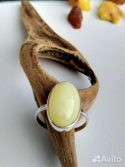 Серебряное кольцо с янтарем