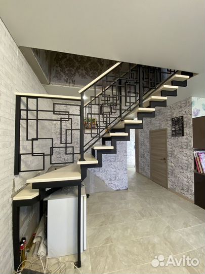 Лестница в дом на металлокаркасе в стиле лофт