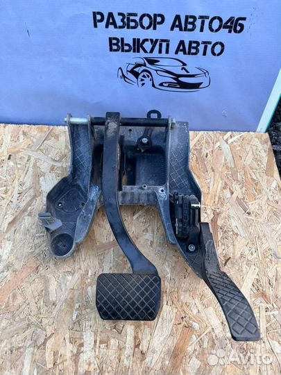 Педальный узел Volkswagen Touareg 4.2 AXQ 2003