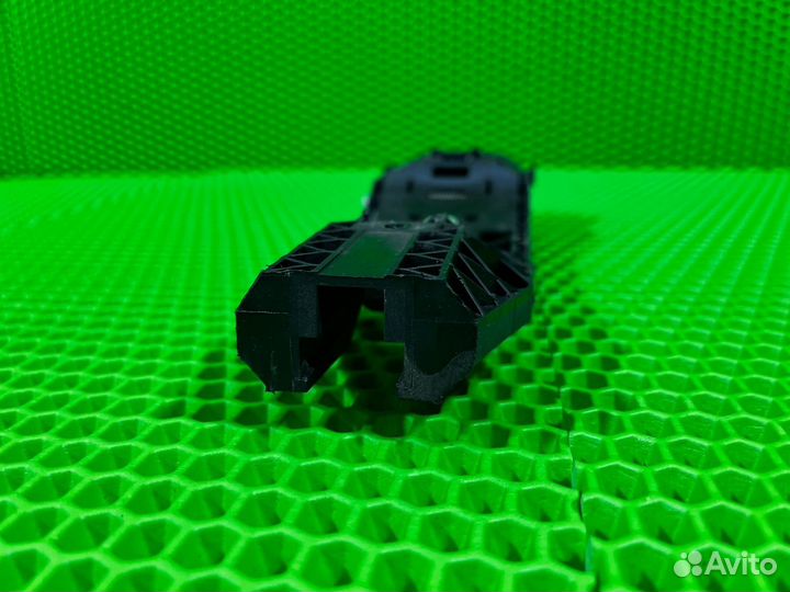 Кронштейн ручки задний левый Volkswagen Touareg FL