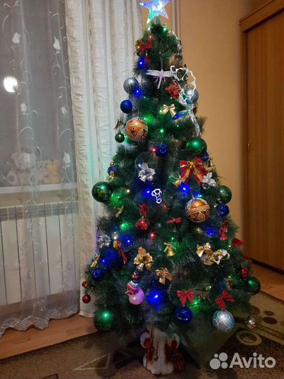 Елка искусственная с украшениями
