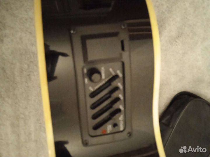 Полуакустическая гитара