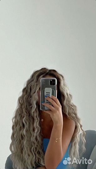 Модель на афрокудри афролоконы