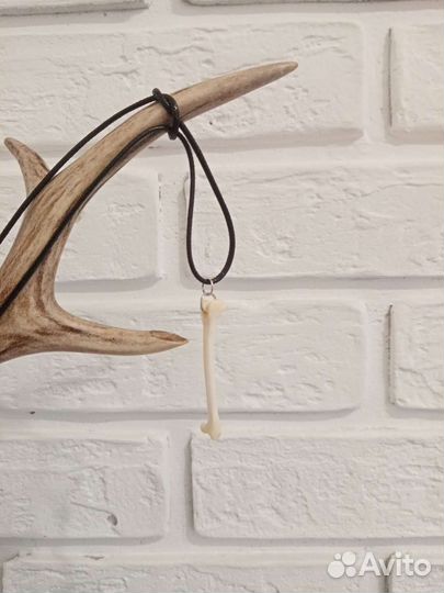 Подвеска из косточки птицы