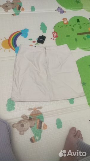 Белая юбка эко-кожа 42