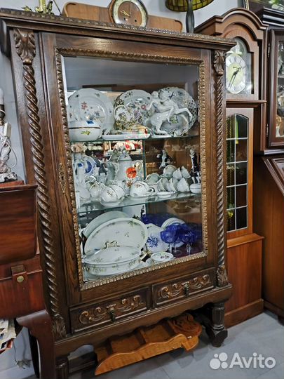 Антикварная витрина