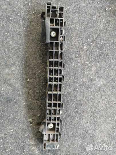 Крепление бампера заднее правое Honda Fit GE6