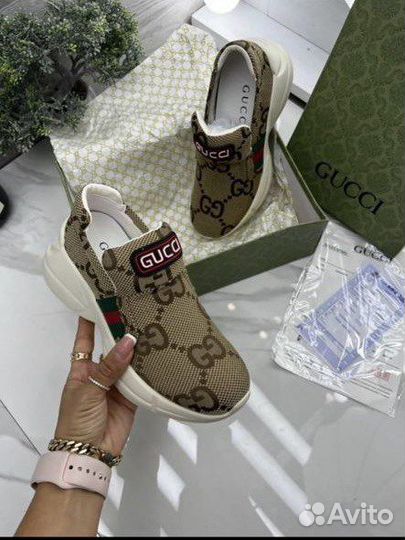 Кроссовки женские