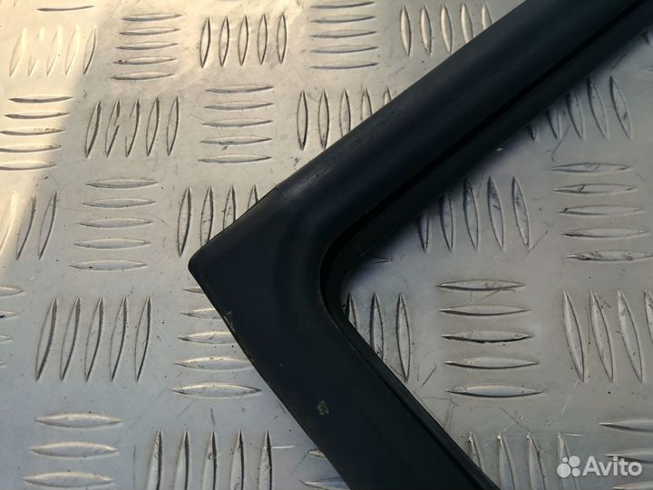 Уплотнитель лобового стекла Nissan Patrol K160