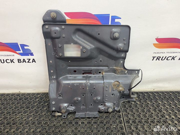 2353627 Кронштейн брызговика левого