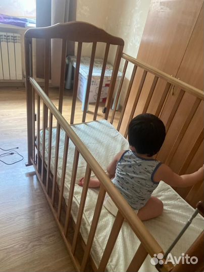 Детская кроватка с маятником и матрасом
