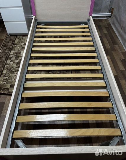 Кровать односпальная с матрасом