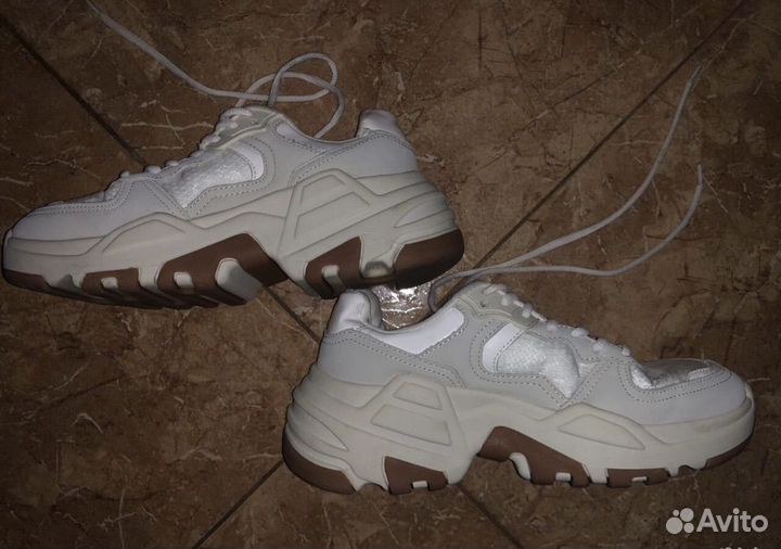 Кроссовки женские Bershka белые