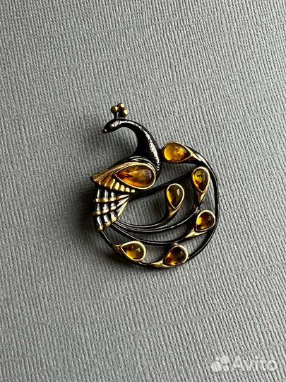 Брошь серебро Павлин с янтарём
