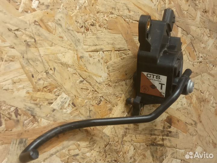 Педаль газа Nissan Qashqai 2011г 2,0МКПП