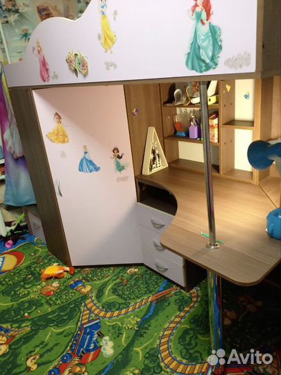 Детская кровать чердак со столом и шкафом