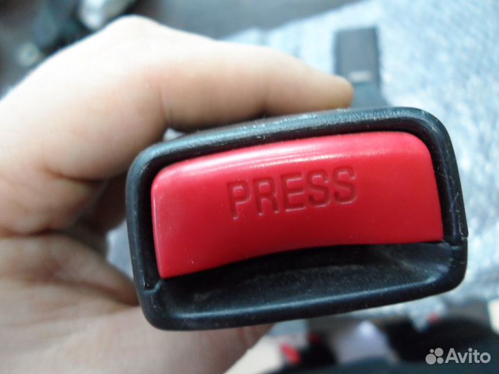 Застежка ремня безопасности заднего Toyota Caldina