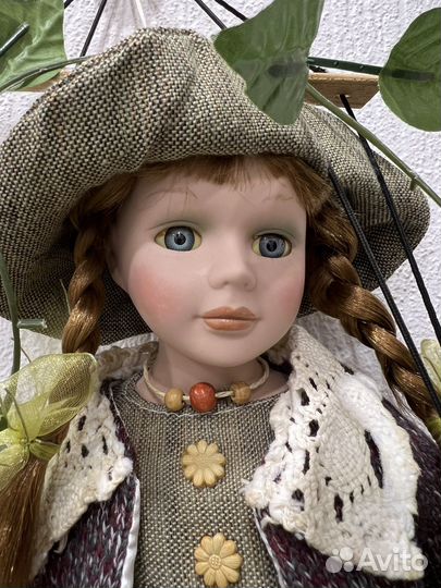 Кукла фарфоровая большая на качелях