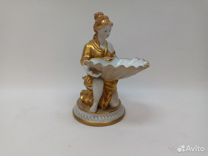 Статуэтка девушка с раковиной