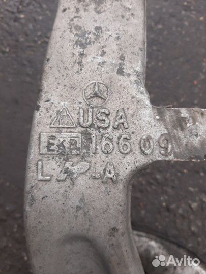 Кулак передний левый Mercedes Gls X166 642.826