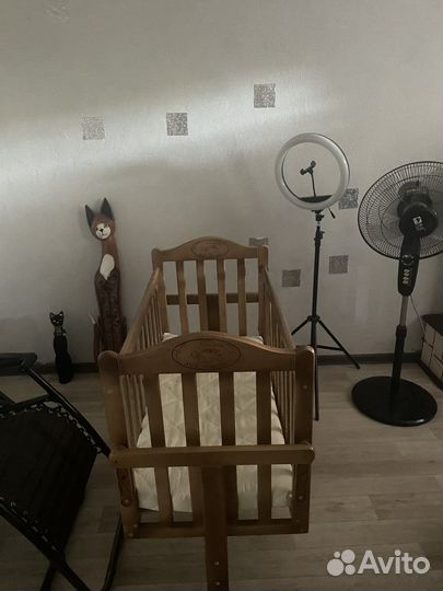 Детская кроватка с маятником