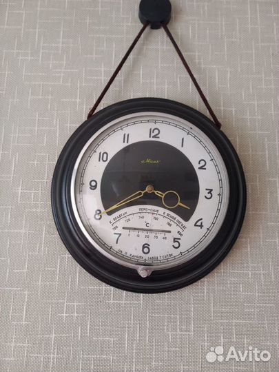 Часы настенные с барометром
